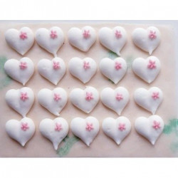 Cukrová dekorace srdíčka s růžovou kytičkou 20ks