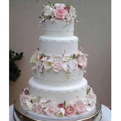 3-patrov-svatebni-dort-bil.jpg
