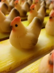 Marcipánová figurka bílá slepice 4,5x5 cm, 35g - Frischmann vyškov