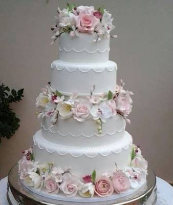 3-patrov-svatebni-dort-bil.jpg